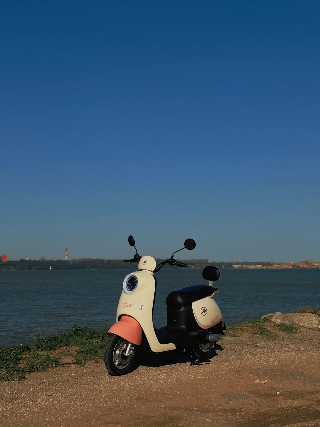 AIMA Luna Bliss estacionada à beira-mar