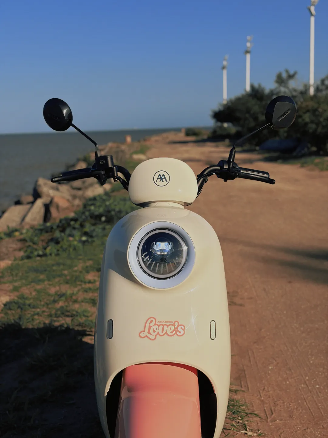 AIMA Luna Bliss de frente, com farol circular