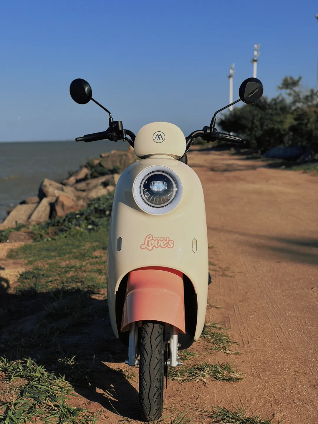Frente da AIMA Luna Bliss, com para-lama coral