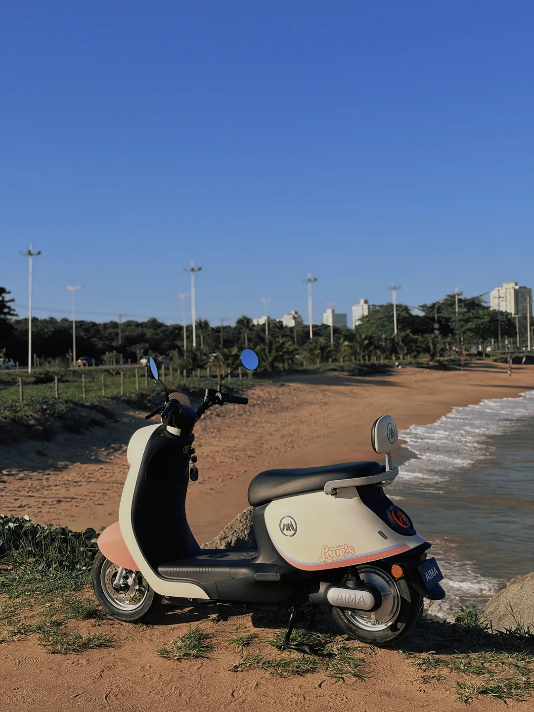 AIMA Luna Bliss em vista lateral, na praia