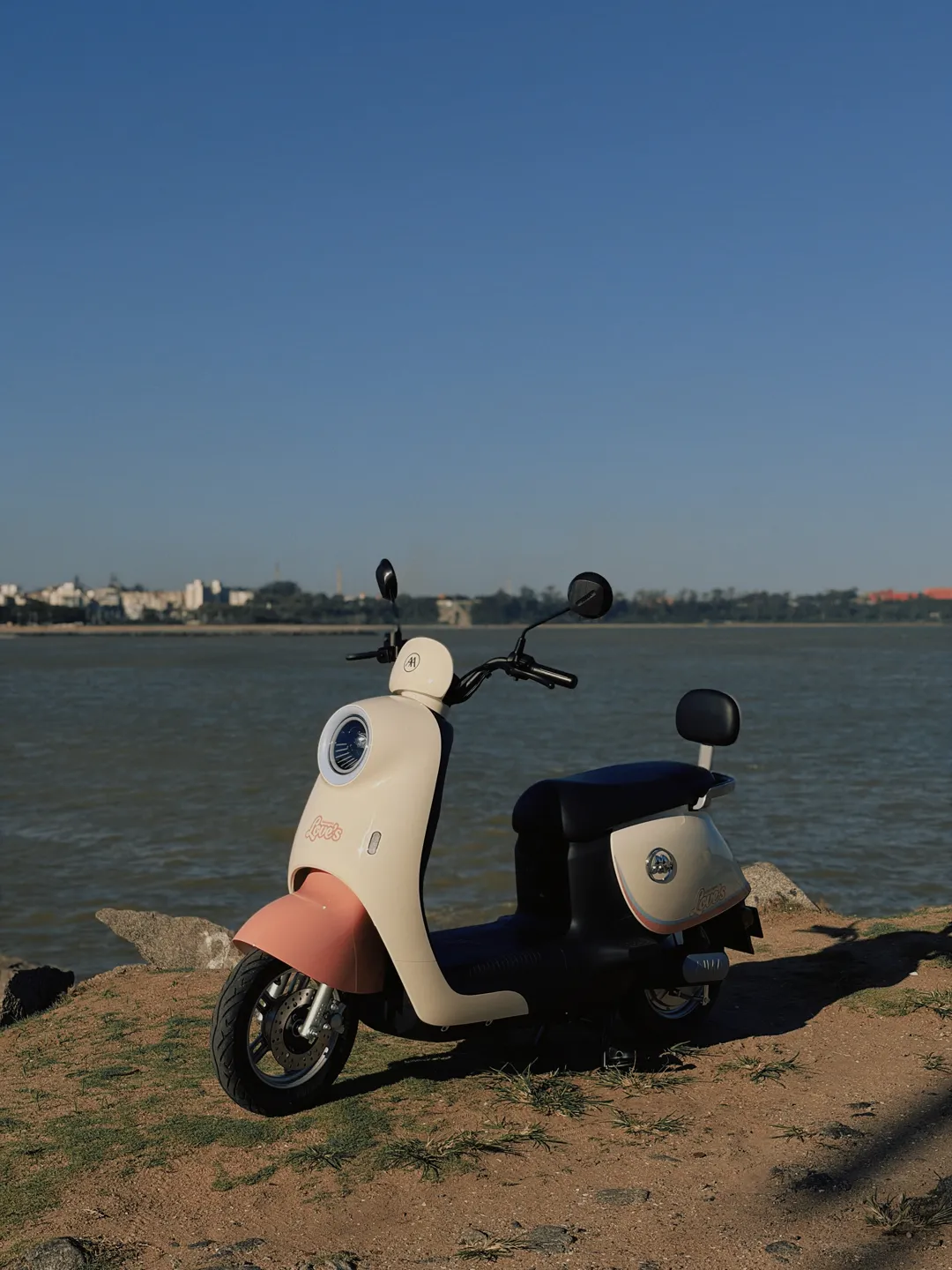 AIMA Luna Bliss em vista de três quartos, à beira-mar