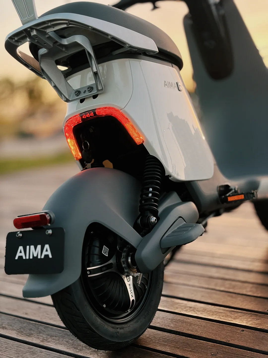 Traseira e lanterna da AIMA E390 Branca