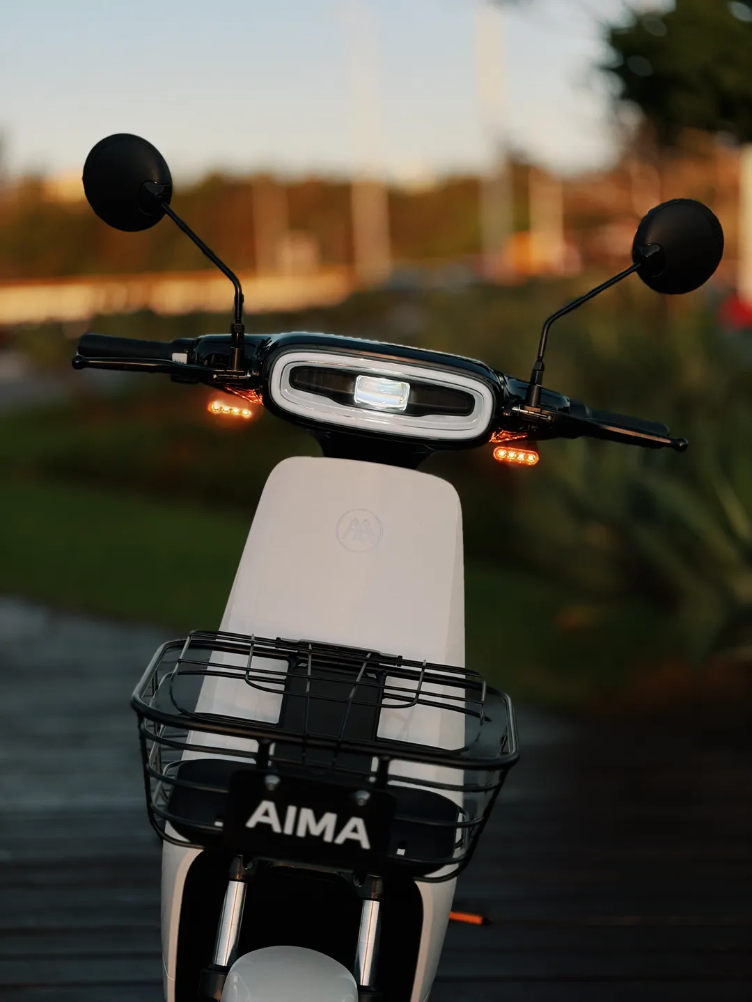 AIMA E390 Branca de frente, com farol e cesto dianteiro