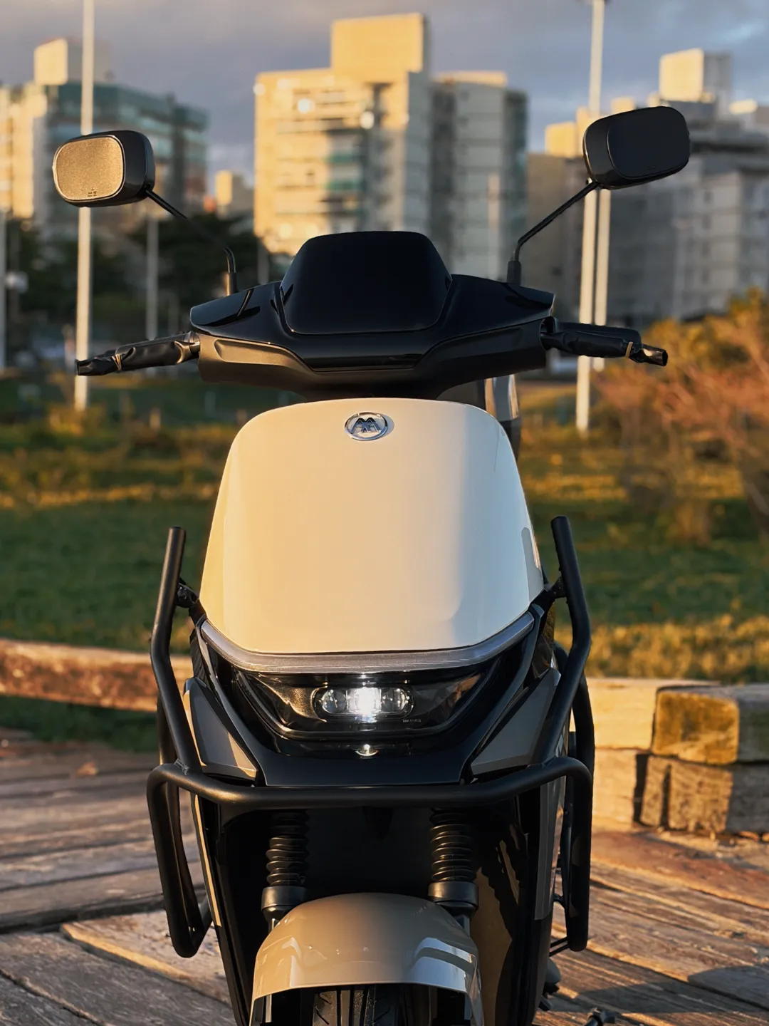Frente da Liberty Ultra Bege com farol aceso