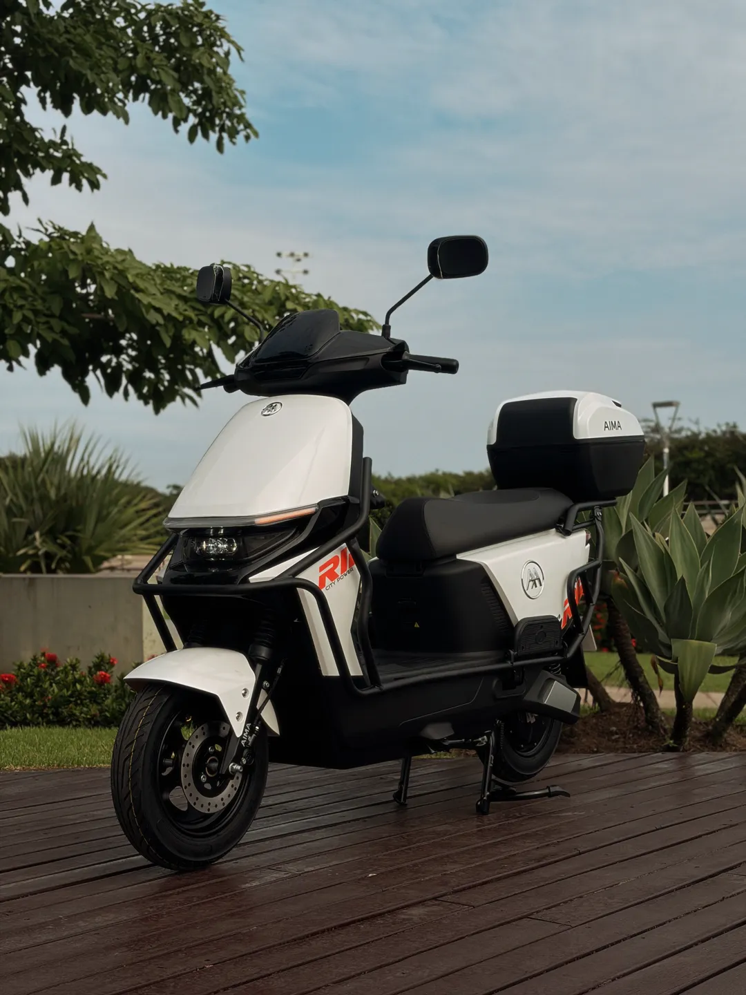 Liberty Ultra Branca em vista de três quartos, com baú