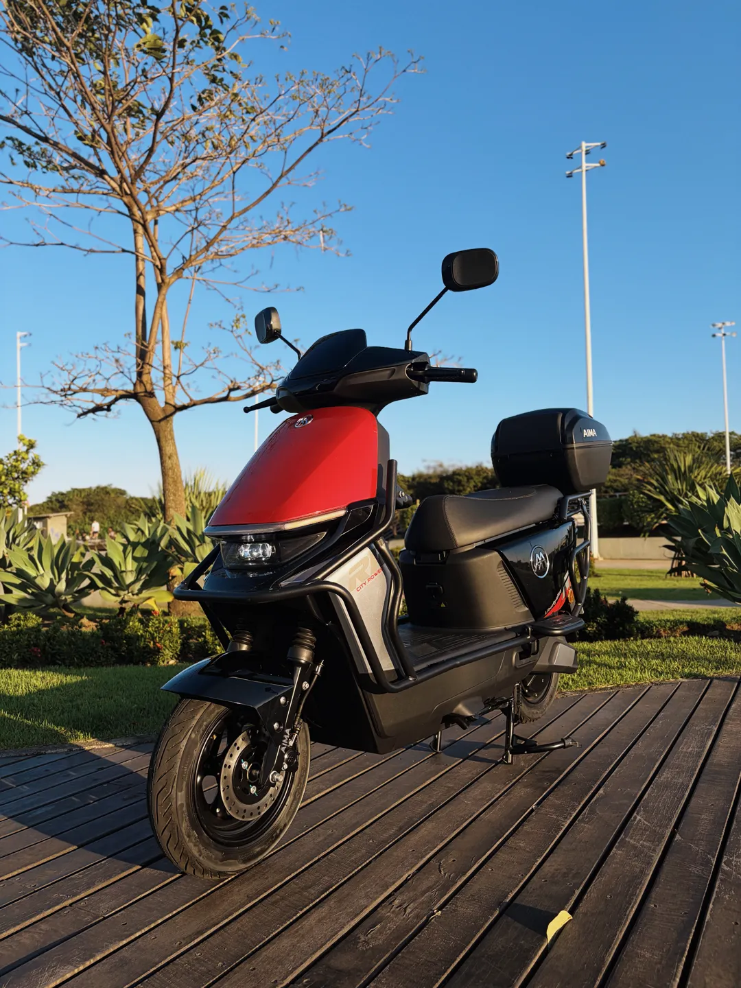 Liberty Ultra Vermelha em vista de três quartos, com baú