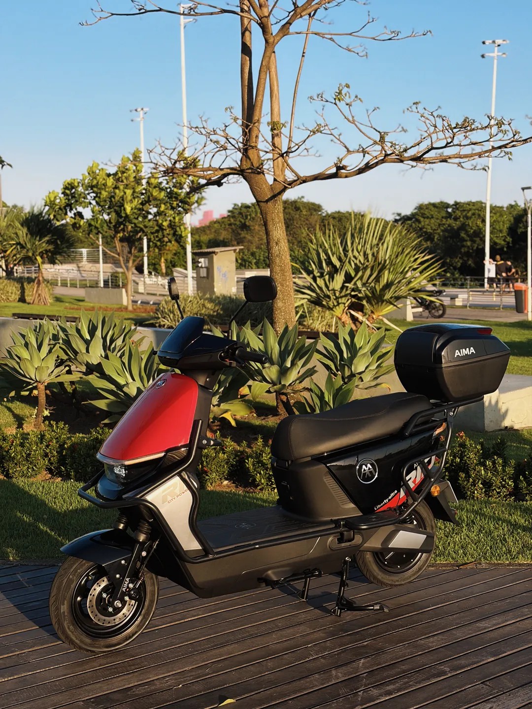 Liberty Ultra Vermelha em vista lateral