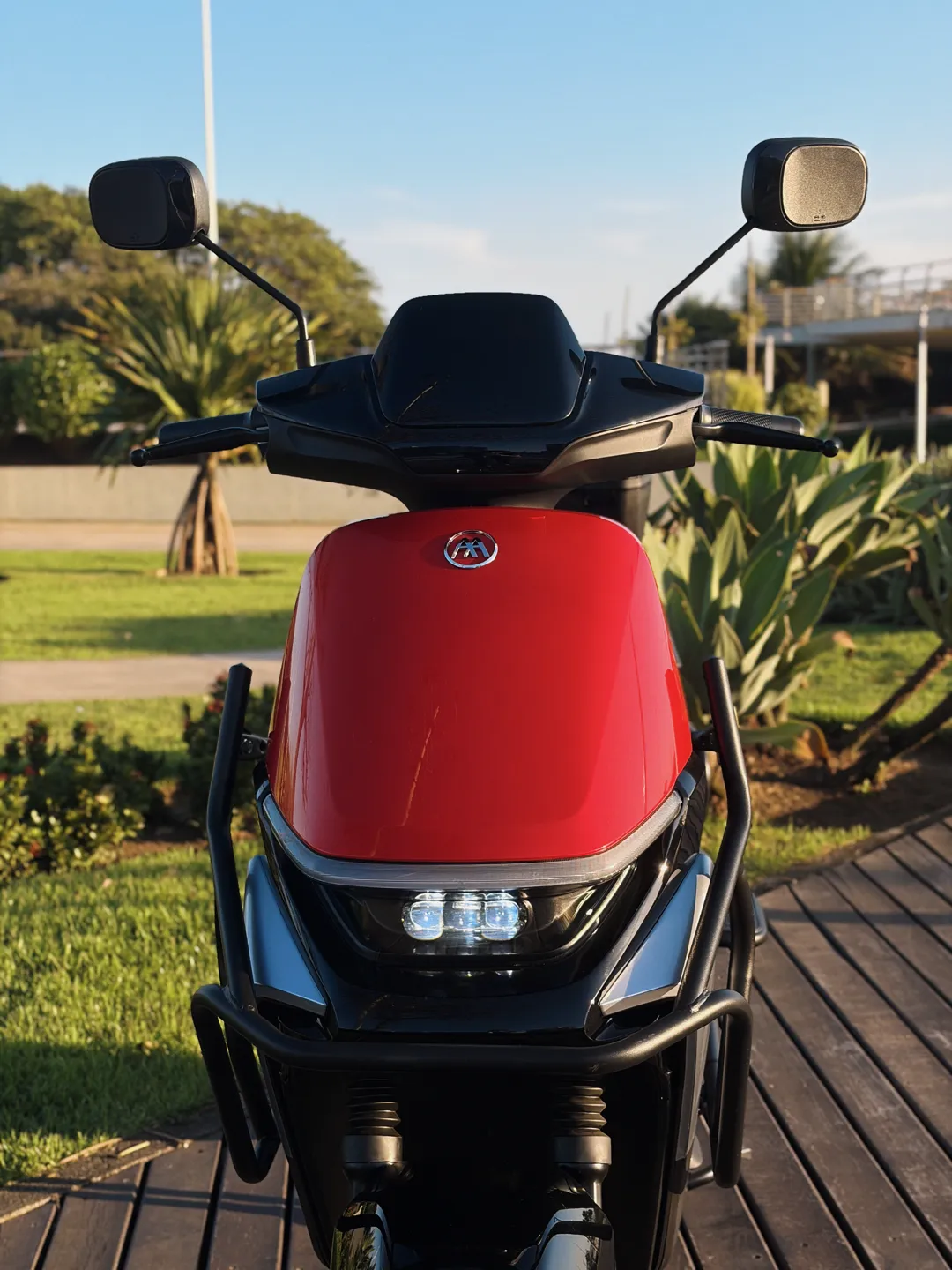 Liberty Ultra Vermelha de frente, com farol e protetores de carenagem