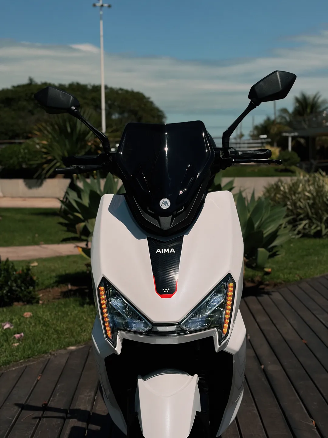 N-Aima X6 Pro de frente, com farol e para-brisa