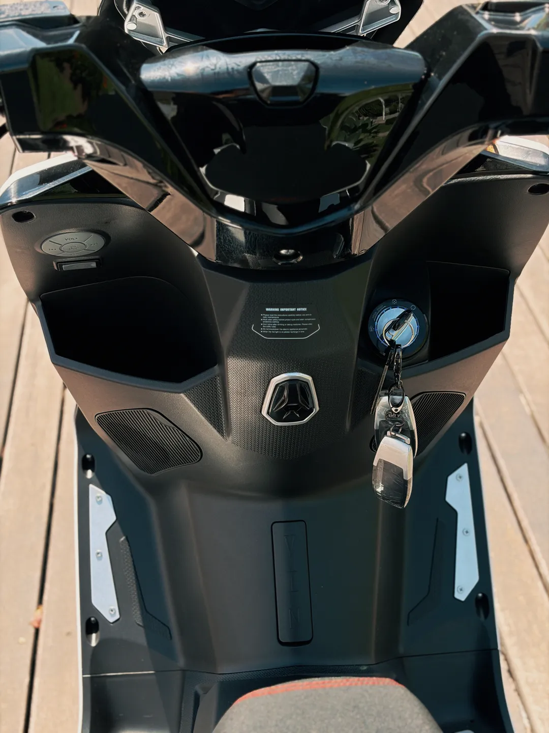 Cockpit e ignição por chave da N-Aima X6 Pro