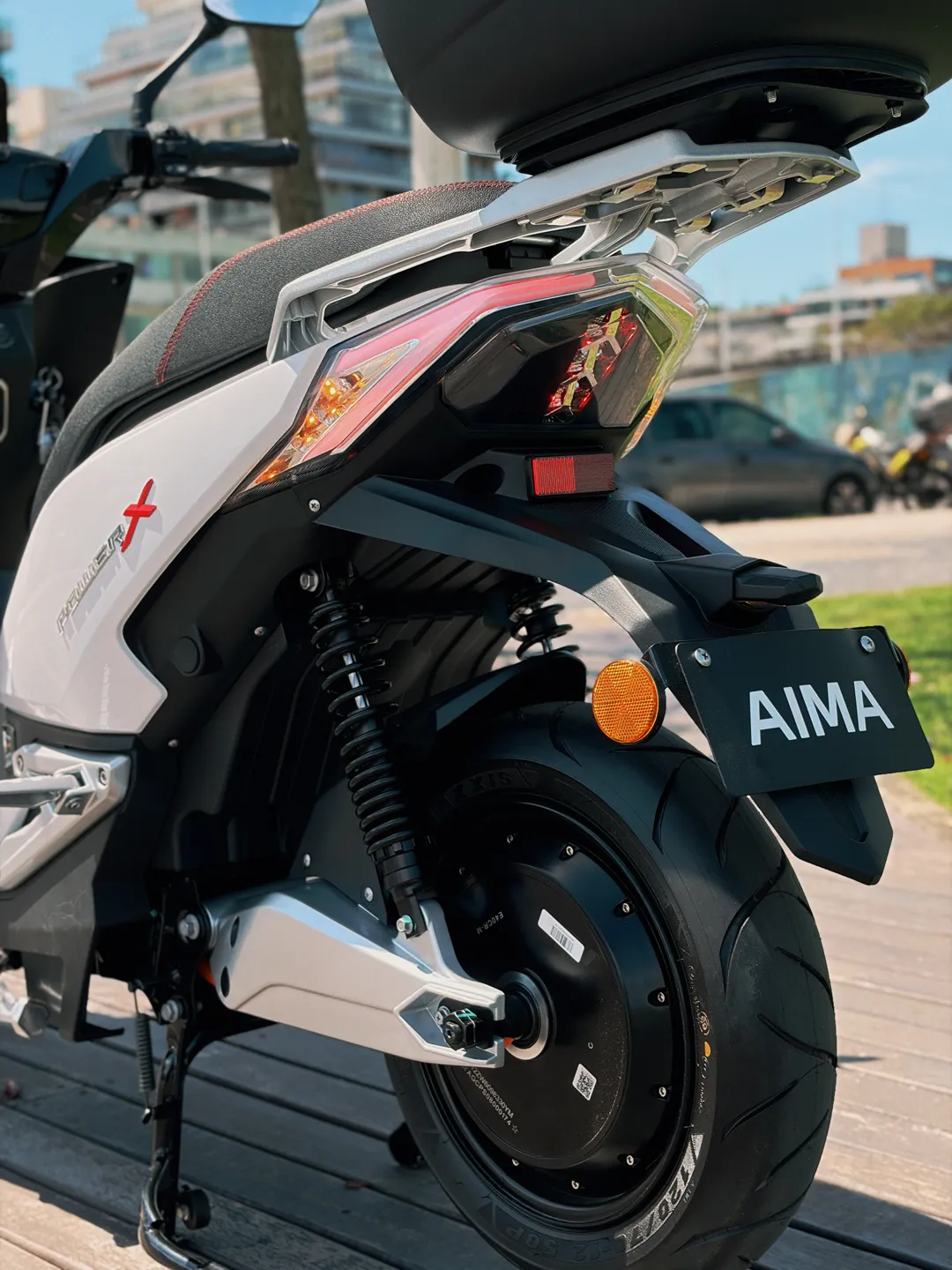 Roda traseira e lanterna da N-Aima X6 Pro