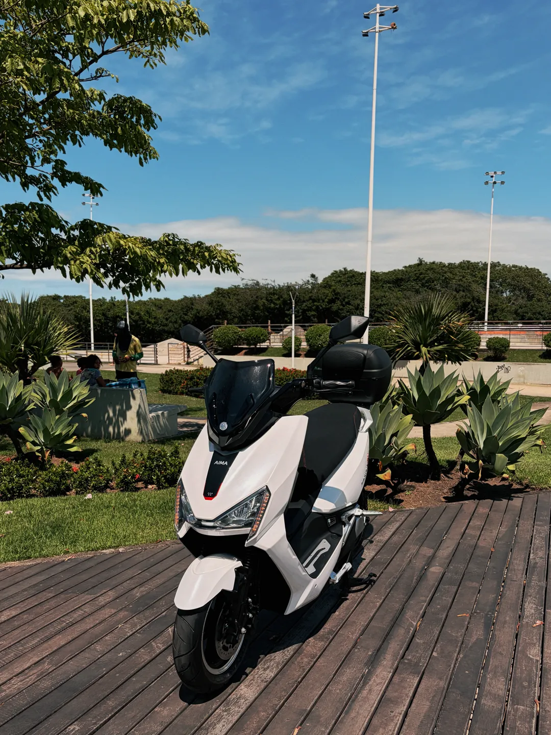 N-Aima X6 Pro em vista de três quartos, com baú