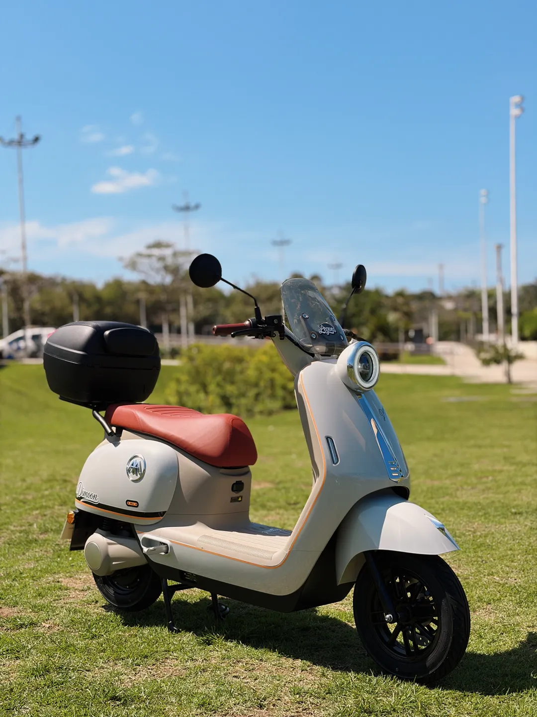 AIMA Q5 Pro em vista lateral traseira, com baú