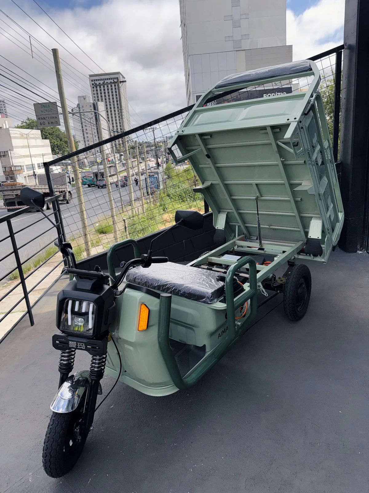 AIMA Tank verde com a caçamba basculada e a estrutura inferior visível